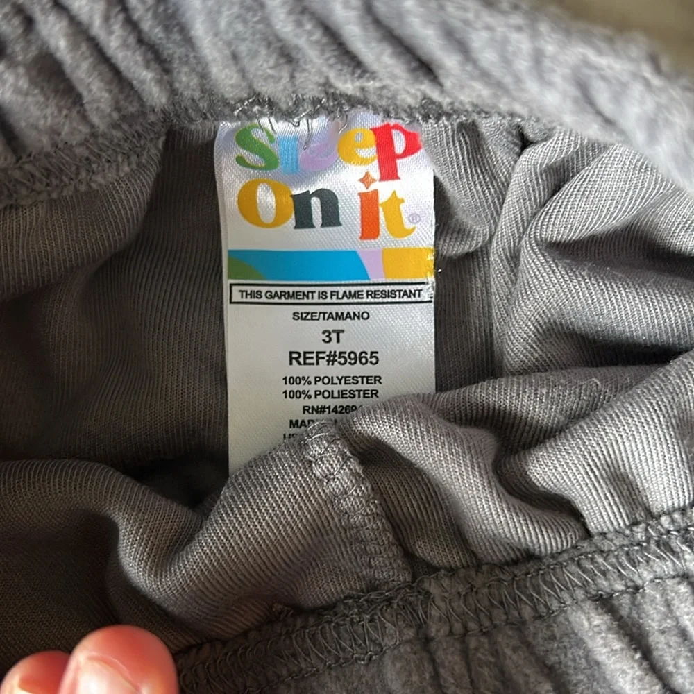💫 Sleep on it velour sleep set toddler size 3T dark grey with star imprint.
